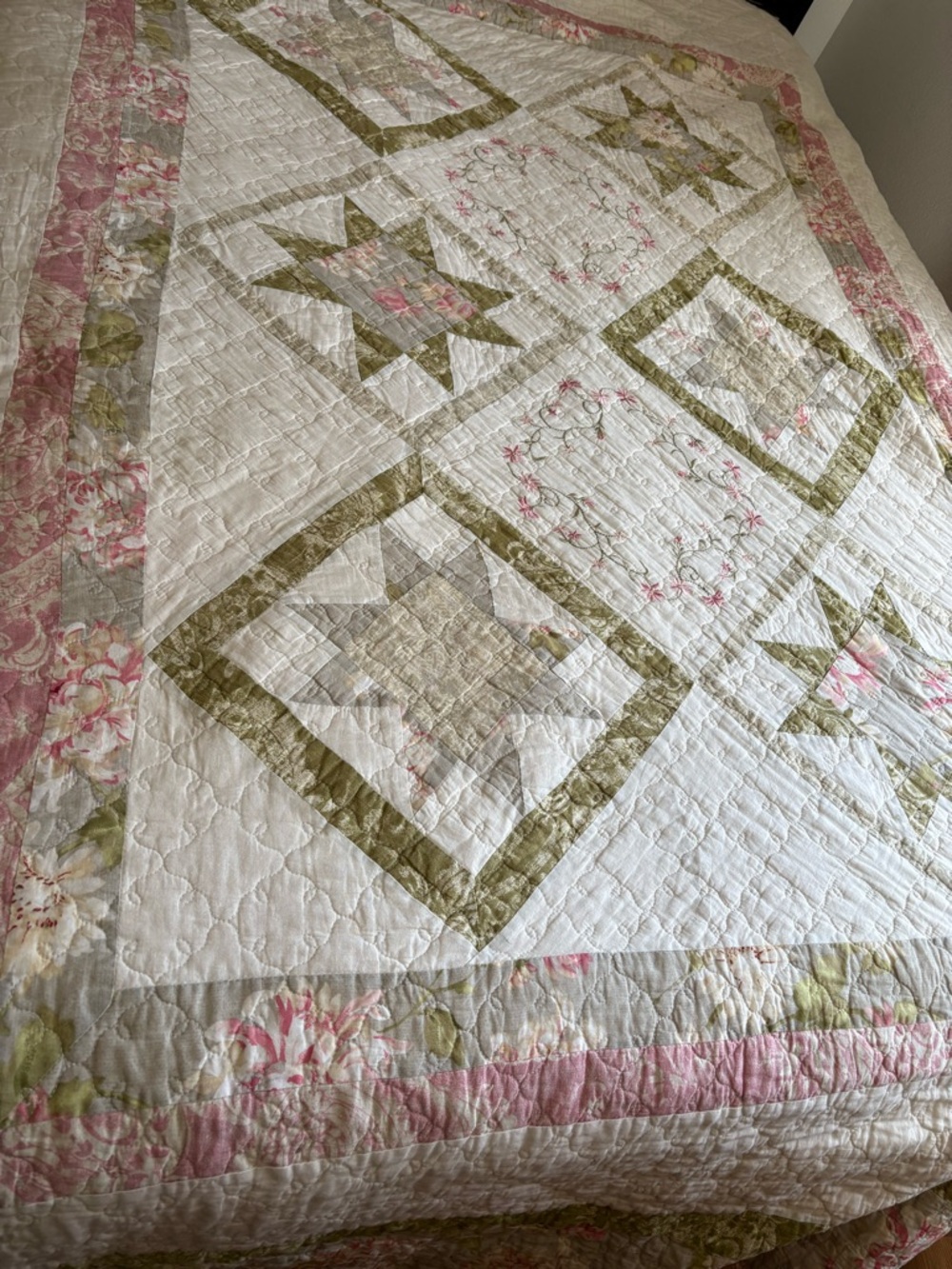 Martha Stewart Oversized Floral Quilt Twin/Extra-Long /Spring Pink & Sage - Picture 2 of 11